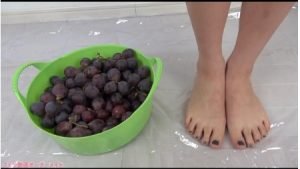 SUKI | 裸足でブドウの粒を踏み潰す看護婦さん
