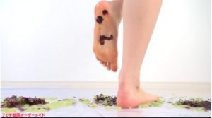 SUKI | 裸足でブドウの粒を踏み潰す看護婦さん